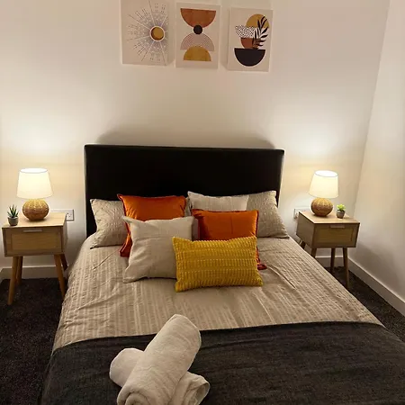Luxury And Cosy Near Old Trafford M16 ,free Private Parking,fast Wi-fi,self Check-in Anytime Perfect For Late Arrivals, 5 Minutes To Old Trafford Stadium Apartment *