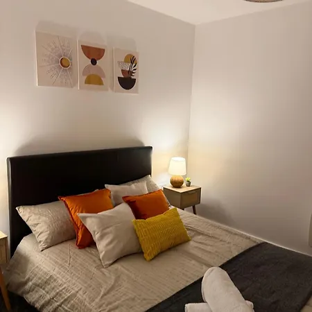 Apartment Luxury And Cosy Near Old Trafford M16 ,free Private Parking,fast Wi-fi,self Check-in Anytime Perfect For Late Arrivals, 5 Minutes To Old Trafford Stadium *