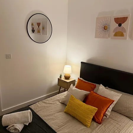 Luxury And Cosy Near Old Trafford M16 ,free Private Parking,fast Wi-fi,self Check-in Anytime Perfect For Late Arrivals, 5 Minutes To Old Trafford Stadium Apartment Manchester