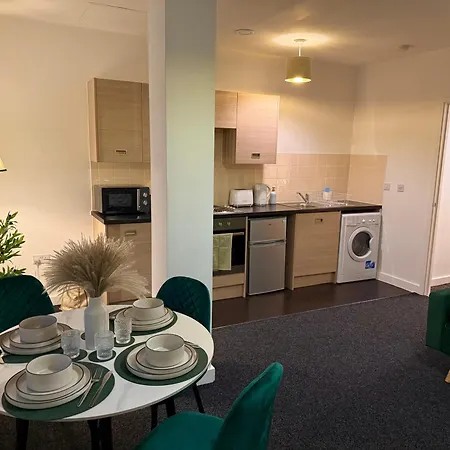 Luxury And Cosy Near Old Trafford M16 ,free Private Parking,fast Wi-fi,self Check-in Anytime Perfect For Late Arrivals, 5 Minutes To Old Trafford Stadium *
