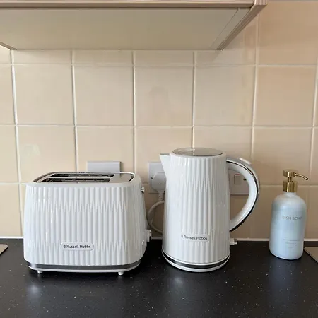 Luxury And Cosy Near Old Trafford M16 ,free Private Parking,fast Wi-fi,self Check-in Anytime Perfect For Late Arrivals, 5 Minutes To Old Trafford Stadium Manchester