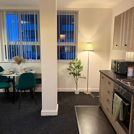 Luxury And Cosy Near Old Trafford M16 ,free Private Parking,fast Wi-fi,self Check-in Anytime Perfect For Late Arrivals, 5 Minutes To Old Trafford Stadium Apartment