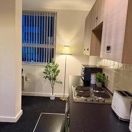 Apartment Luxury And Cosy Near Old Trafford M16 ,free Private Parking,fast Wi-fi,self Check-in Anytime Perfect For Late Arrivals, 5 Minutes To Old Trafford Stadium *