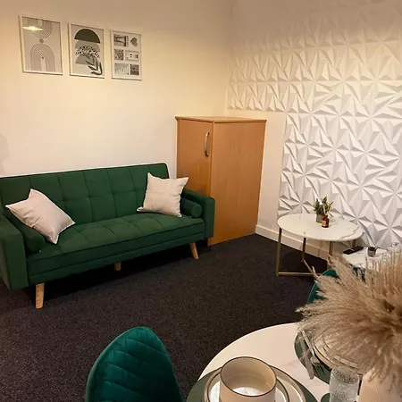Luxury And Cosy Near Old Trafford M16 ,free Private Parking,fast Wi-fi,self Check-in Anytime Perfect For Late Arrivals, 5 Minutes To Old Trafford Stadium Apartment