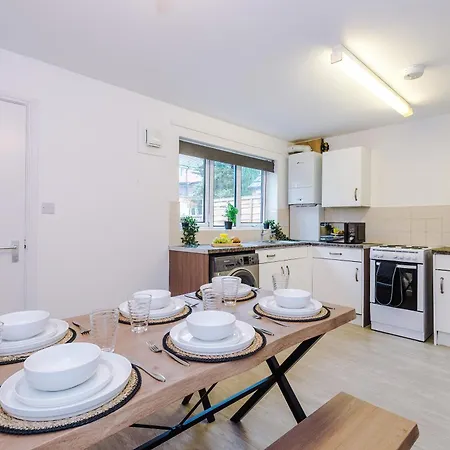 Modern 3 Bedroom - Driveway Parking For 2 Vehicles, Close To Centre Manchester