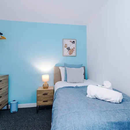 Modern 3 Bedroom - Driveway Parking For 2 Vehicles, Close To Centre *