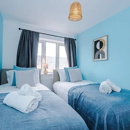 Modern 3 Bedroom - Driveway Parking For 2 Vehicles, Close To Centre Feriehus *