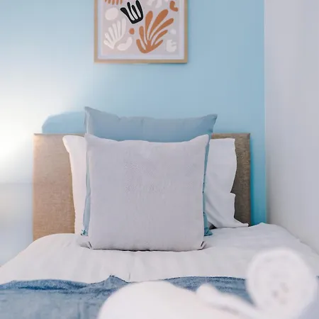 Modern 3 Bedroom - Driveway Parking For 2 Vehicles, Close To Centre Holiday home *