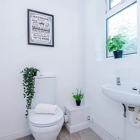 Feriehus Modern 3 Bedroom - Driveway Parking For 2 Vehicles, Close To Centre Manchester