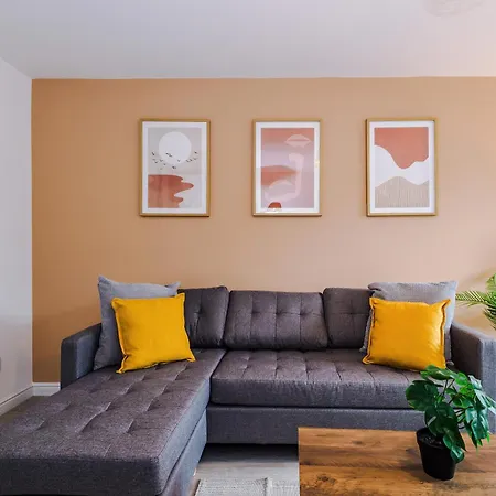 Modern 3 Bedroom - Driveway Parking For 2 Vehicles, Close To Centre