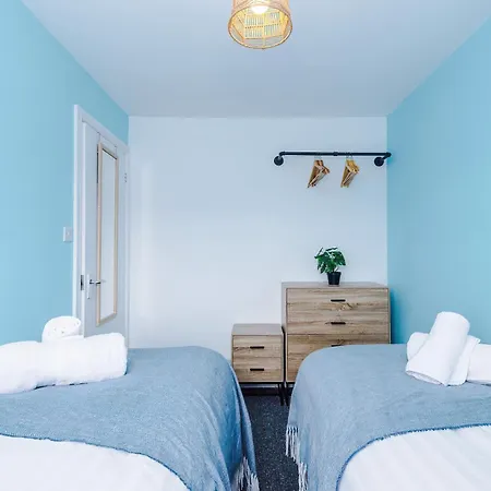 Feriehus Modern 3 Bedroom - Driveway Parking For 2 Vehicles, Close To Centre *