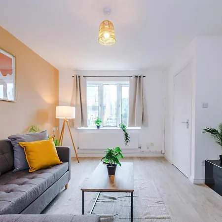 Modern 3 Bedroom - Driveway Parking For 2 Vehicles, Close To Centre