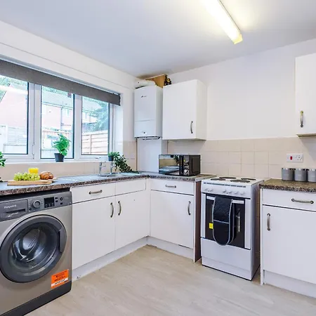 Modern 3 Bedroom - Driveway Parking For 2 Vehicles, Close To Centre Feriehus