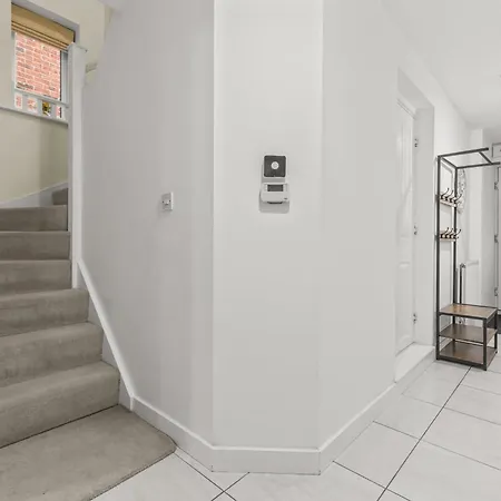 Modern 4 Bedroom Detached House 66cl Dom wakacyjny Manchester