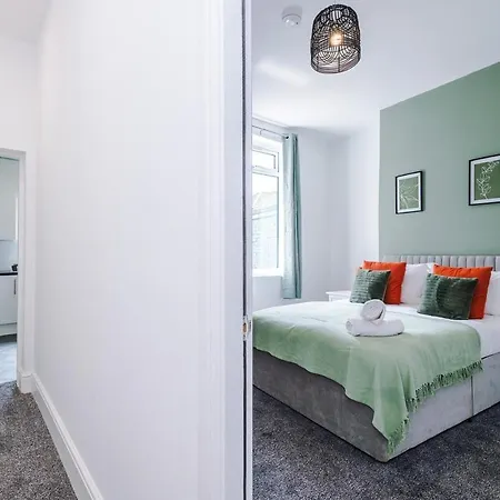 New! Modern 3-bed House, Free Parking, Fast Wi-fi & Easy Access Mánchester