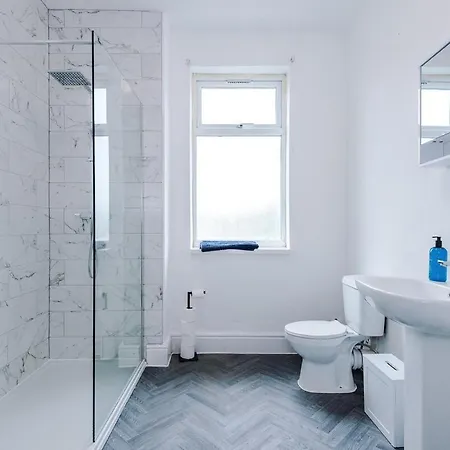 Сasa de vacaciones New! Modern 3-bed House, Free Parking, Fast Wi-fi & Easy Access