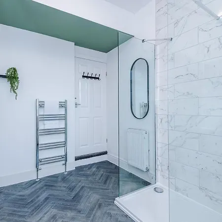 Сasa de vacaciones New! Modern 3-bed House, Free Parking, Fast Wi-fi & Easy Access Mánchester