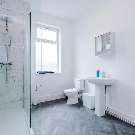 New! Modern 3-bed House, Free Parking, Fast Wi-fi & Easy Access