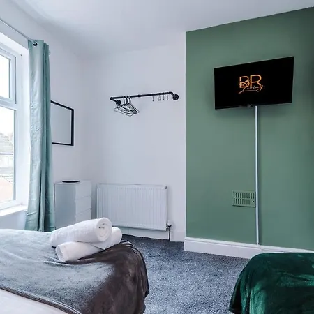 New! Modern 3-bed House, Free Parking, Fast Wi-fi & Easy Access Сasa de vacaciones