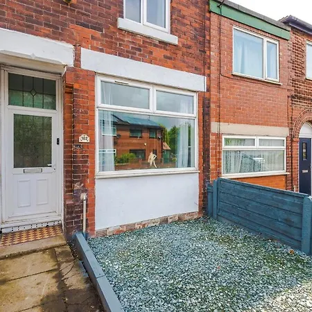 New! Modern 3-bed House, Free Parking, Fast Wi-fi & Easy Access Manchester