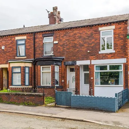 Ferienhaus New! Modern 3-bed House, Free Parking, Fast Wi-fi & Easy Access