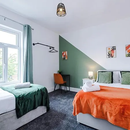 Ferienhaus New! Modern 3-bed House, Free Parking, Fast Wi-fi & Easy Access