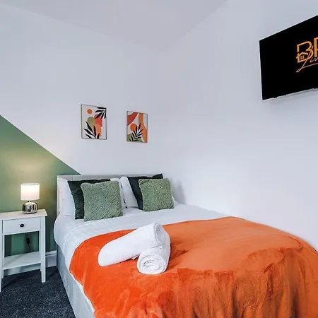 Holiday home New! Modern 3-bed House, Free Parking, Fast Wi-fi & Easy Access Manchester