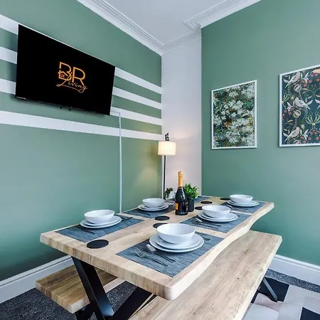 New! Modern 3-bed House, Free Parking, Fast Wi-fi & Easy Access Mánchester