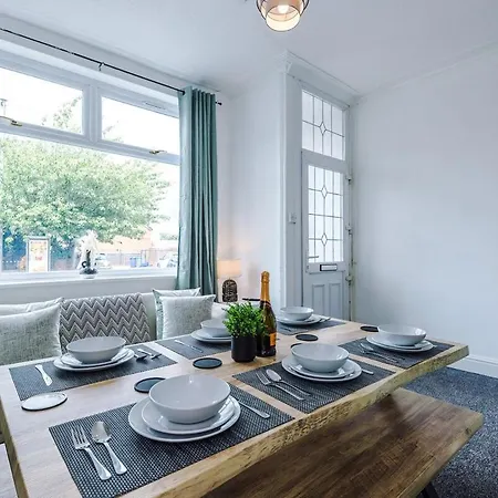 Ferienhaus New! Modern 3-bed House, Free Parking, Fast Wi-fi & Easy Access