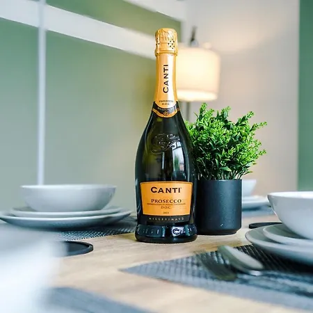 Сasa de vacaciones New! Modern 3-bed House, Free Parking, Fast Wi-fi & Easy Access *