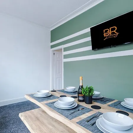 New! Modern 3-bed House, Free Parking, Fast Wi-fi & Easy Access * Mánchester