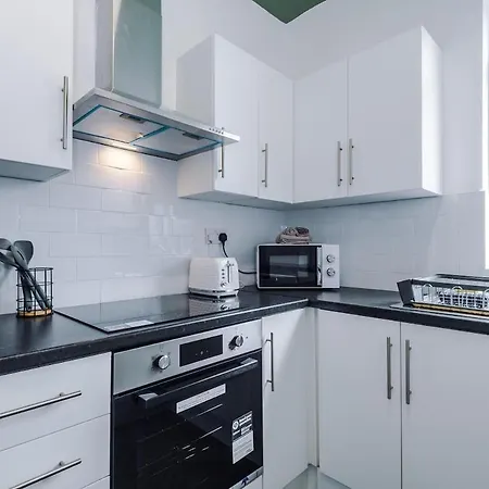 Ferienhaus New! Modern 3-bed House, Free Parking, Fast Wi-fi & Easy Access
