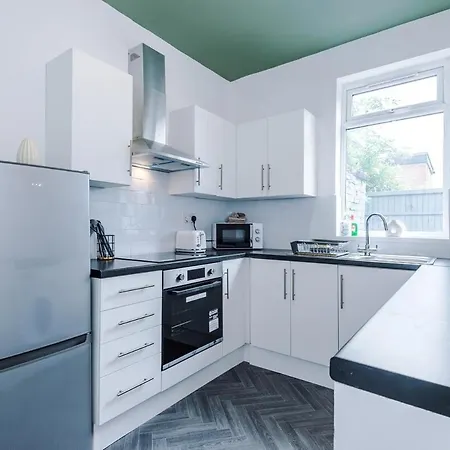Ferienhaus New! Modern 3-bed House, Free Parking, Fast Wi-fi & Easy Access *