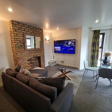 2 Bed Didsbury Flat Sleeps 6 Free Parking