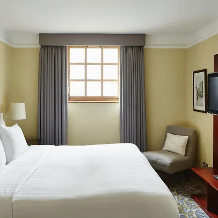 Marriott Victoria & Hotel