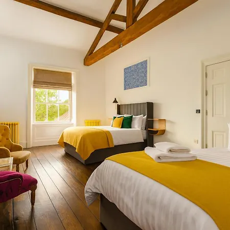 Manchesters Ultimate House - Hot Tub - Sleeps 23! * Манчестер