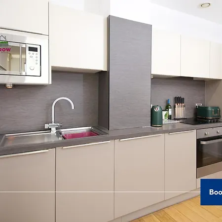 Apartman Premium Deals On Modern 2 -bed 2-bath For Movers & Pros By Hedgerow L Embrace Comfort And Ease With Our Inviting 2 Bedroom L Attractions Like Science And Industry Museum, Museum & Art Gallery *