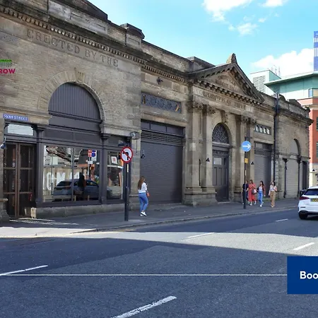 Premium Deals On Modern 2 -bed 2-bath For Movers & Pros By Hedgerow L Embrace Comfort And Ease With Our Inviting 2 Bedroom L Attractions Like Science And Industry Museum, Museum & Art Gallery