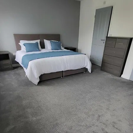 4 Bedroom - Sleeps 7 Pet Friendly & Parking Manchester