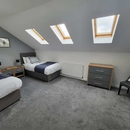 4 Bedroom - Sleeps 7 Pet Friendly & Parking * マンチェスター