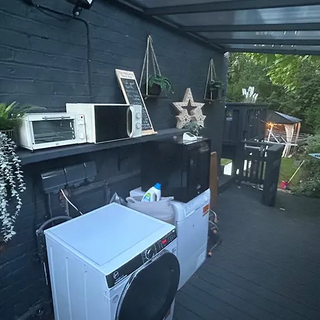 Airport Hideaway Apartment