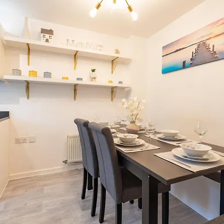 Cheerful 4-bedroom House With Multiple Car Parking Manchester