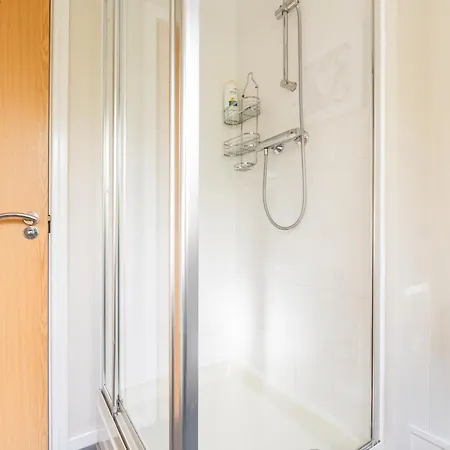 Cheerful 4-bedroom House With Multiple Car Parking Ferienhaus Manchester