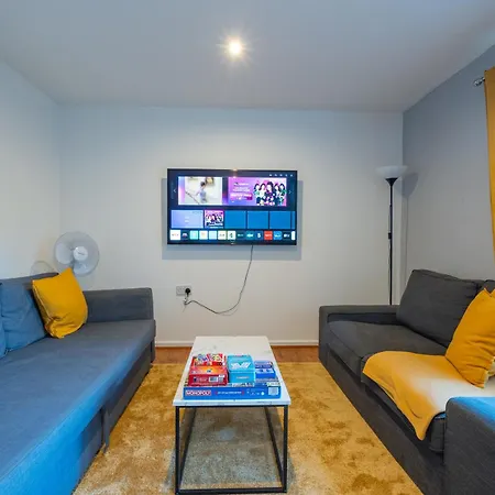 Cheerful 4-bedroom House With Multiple Car Parking Hébergement de vacances *