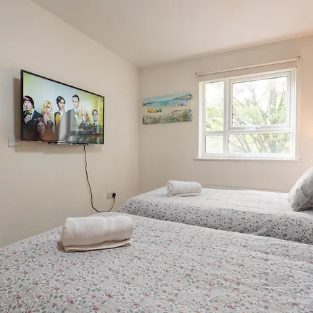 Cheerful 4-bedroom House With Multiple Car Parking