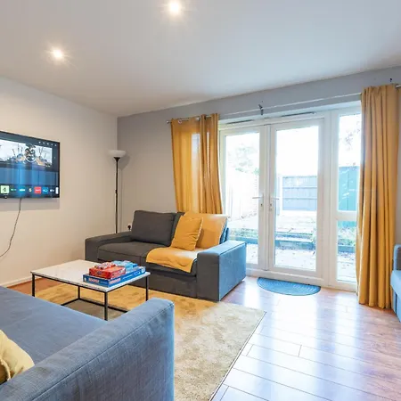 Cheerful 4-bedroom House With Multiple Car Parking *