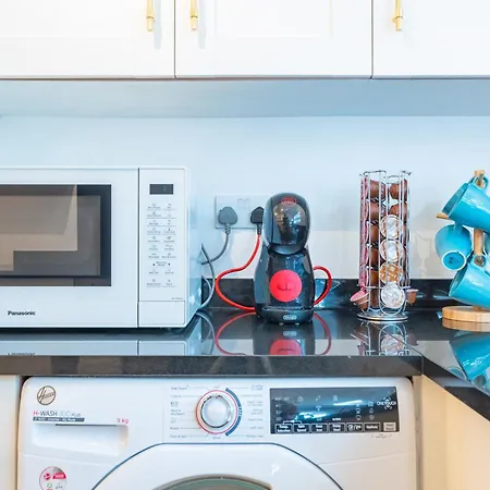 Cheerful 4-bedroom House With Multiple Car Parking * Manchester