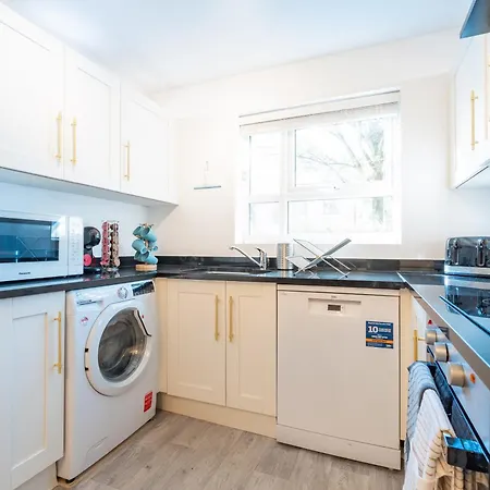 Cheerful 4-bedroom House With Multiple Car Parking Hébergement de vacances