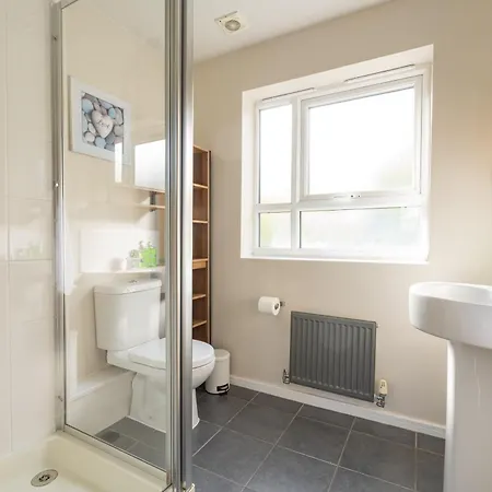 Cheerful 4-bedroom House With Multiple Car Parking *