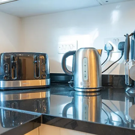 Cheerful 4-bedroom House With Multiple Car Parking Ferienhaus *